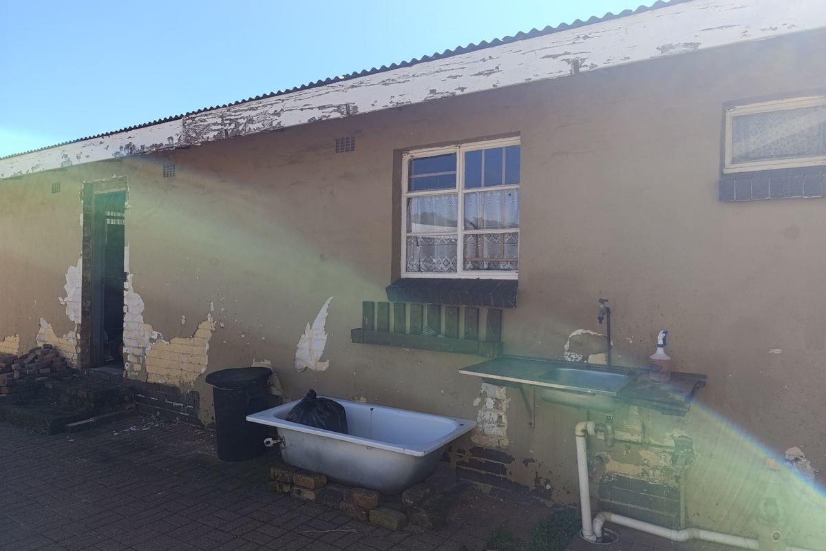 Spacious 4 Bedroom home with incredible Income potential - Photo 4