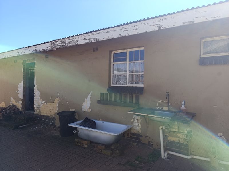 Spacious 4 Bedroom home with incredible Income potential - Photo 4