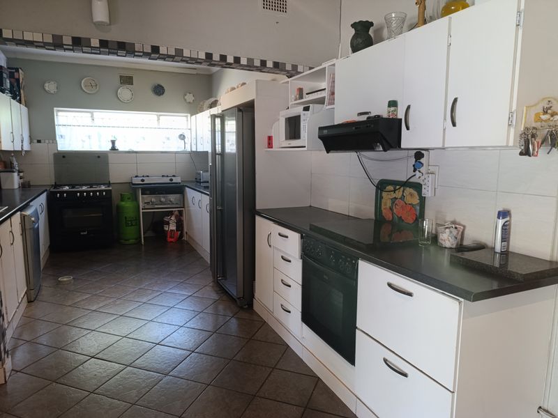 Spacious 4 Bedroom home with incredible Income potential - Photo 10