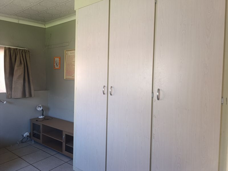 Spacious 4 Bedroom home with incredible Income potential - Photo 8