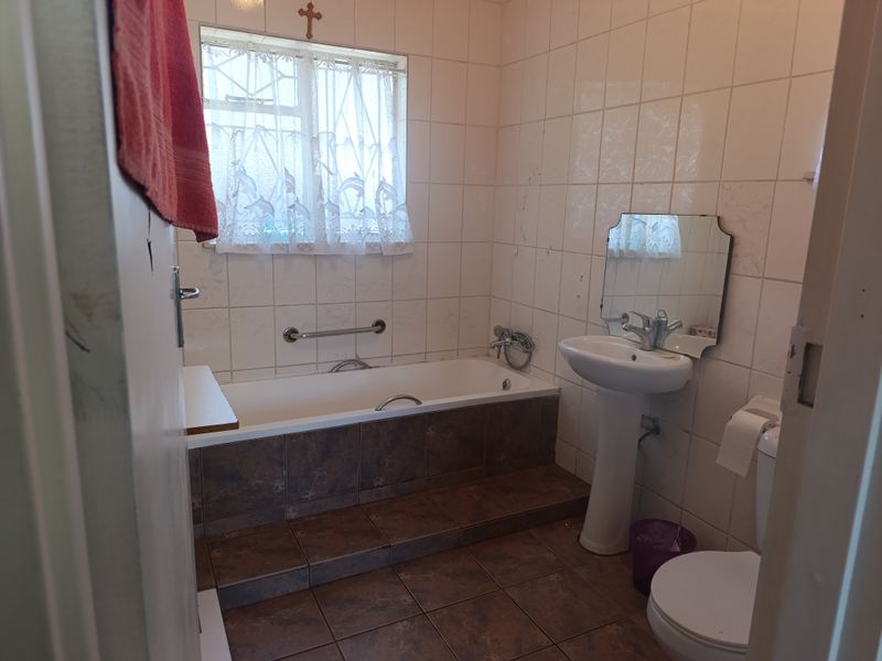 Spacious 4 Bedroom home with incredible Income potential - Photo 7