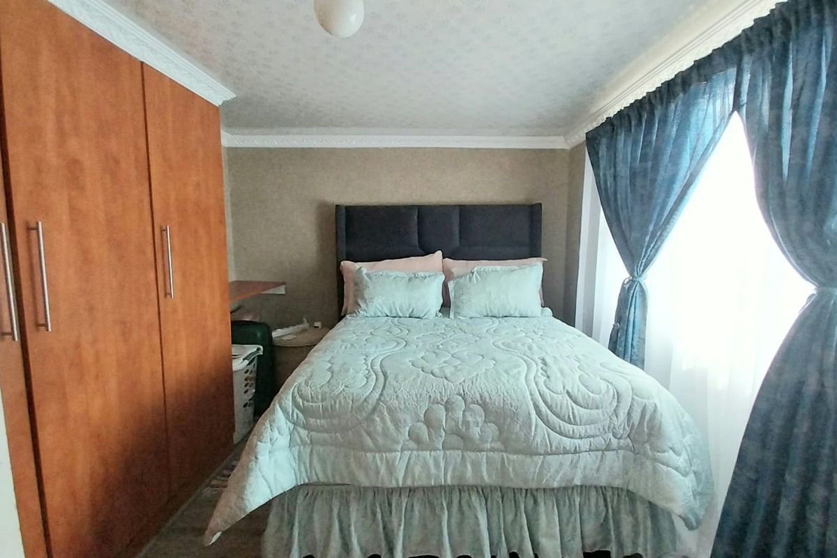 Move in ready modern 2 Bedroom house in Mdantsane - Photo 2