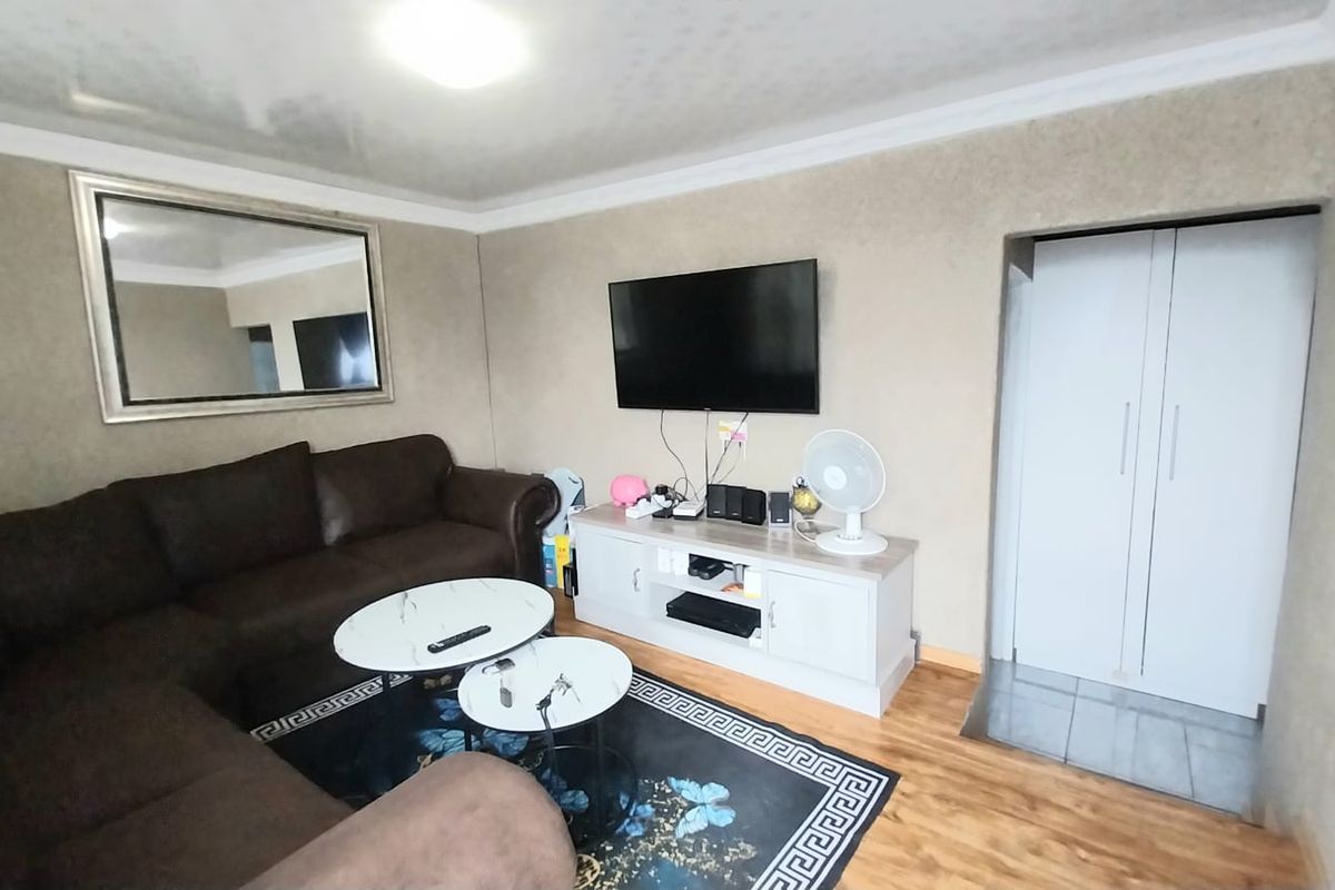 Move in ready modern 2 Bedroom house in Mdantsane - Photo 5