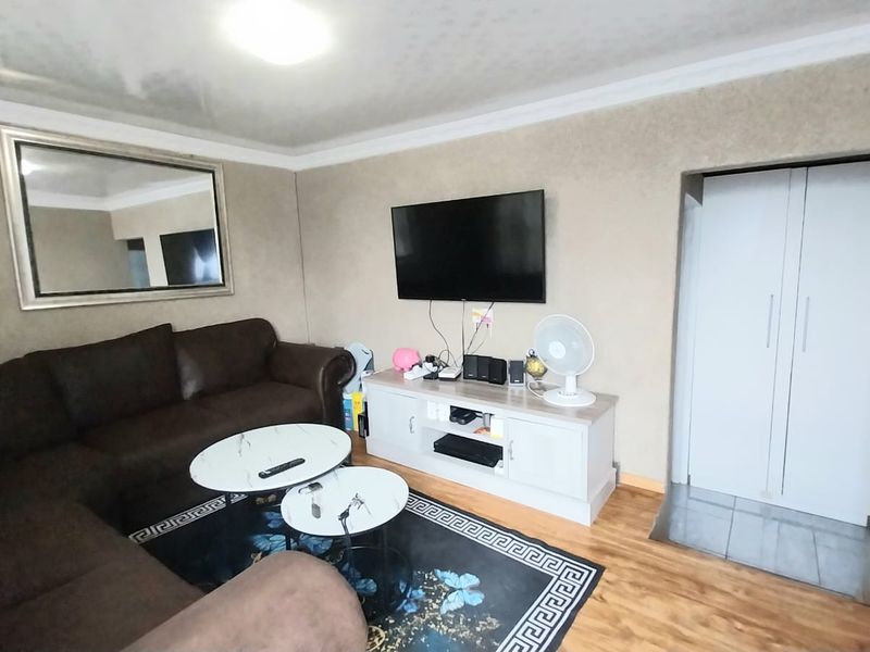 Move in ready modern 2 Bedroom house in Mdantsane - Photo 5