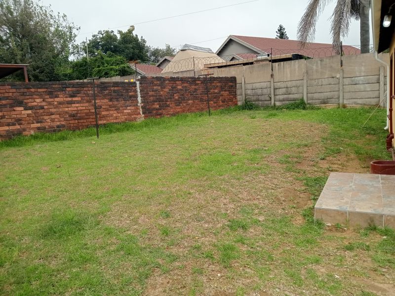A Home with a big yard - Photo 4