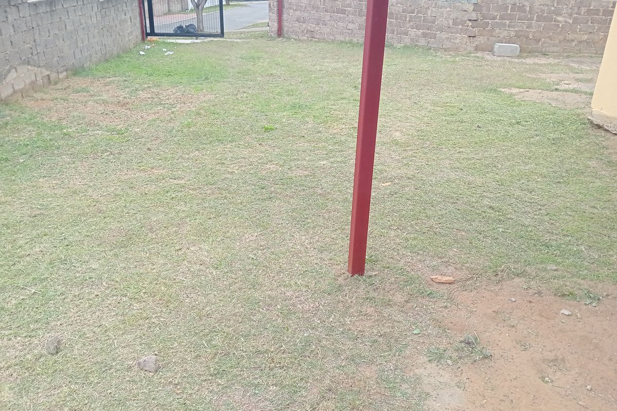 A Home with a big yard - Photo 5