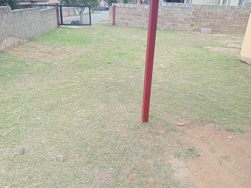 A Home with a big yard - Photo 5