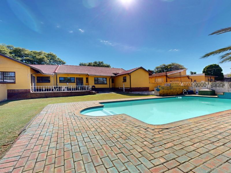 House For Sale In Germiston - Photo 2