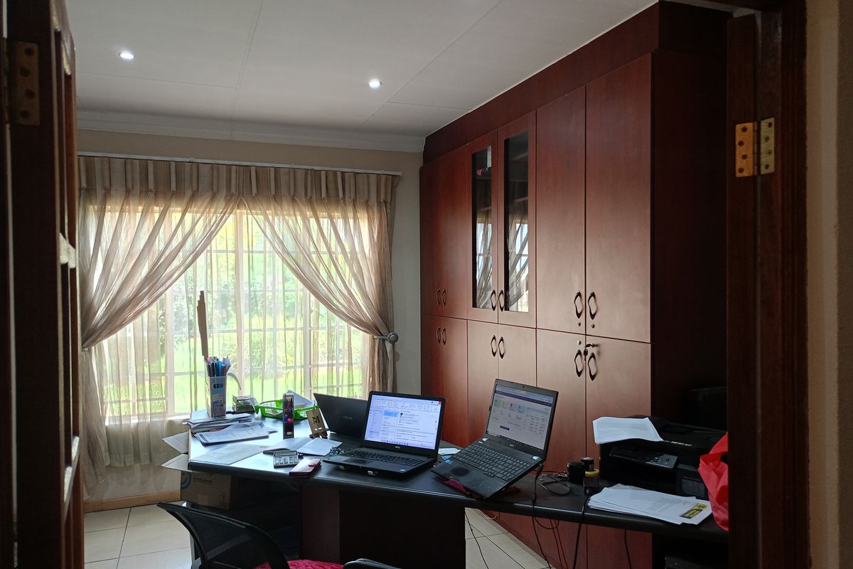 Modern Living Meets Ultimate Security & Entertainment - Photo 3