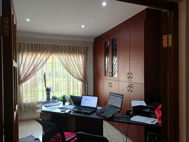 Modern Living Meets Ultimate Security & Entertainment - Photo 3