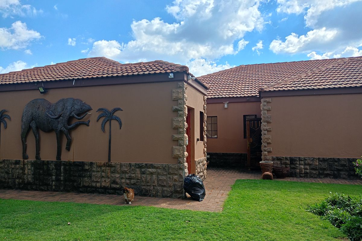 Modern Living Meets Ultimate Security & Entertainment - Photo 2