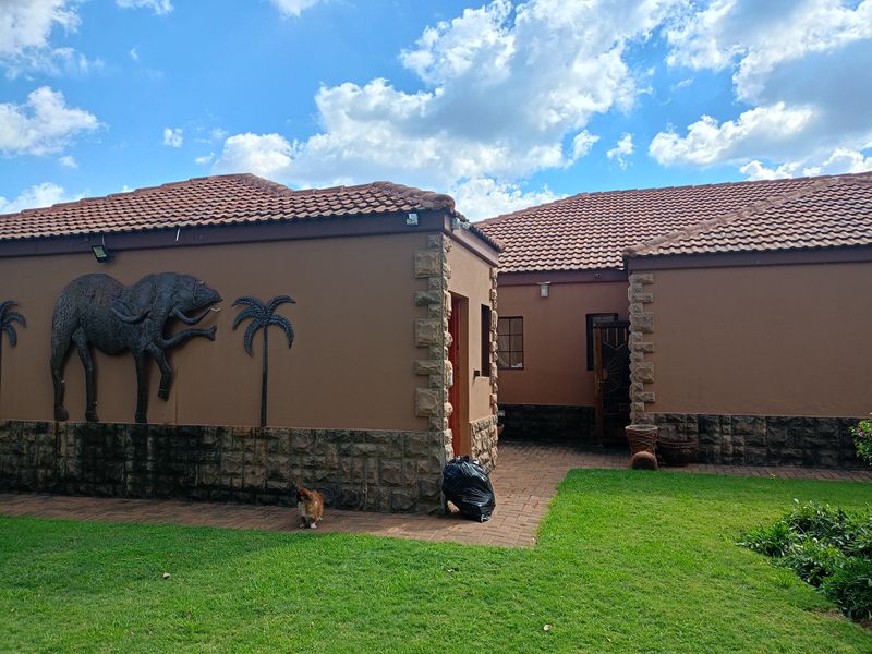 Modern Living Meets Ultimate Security & Entertainment - Photo 2