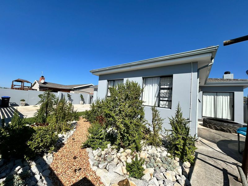 Modern and Private Family Home in Fountains Estate - Photo 3