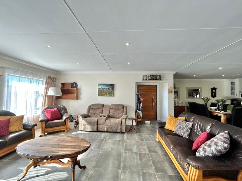 Modern and Private Family Home in Fountains Estate - Photo 8