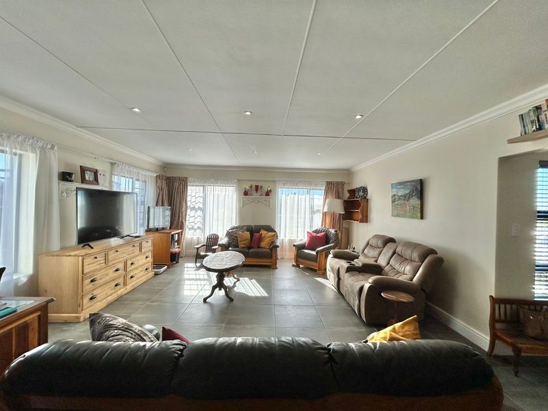 Modern and Private Family Home in Fountains Estate - Photo 7