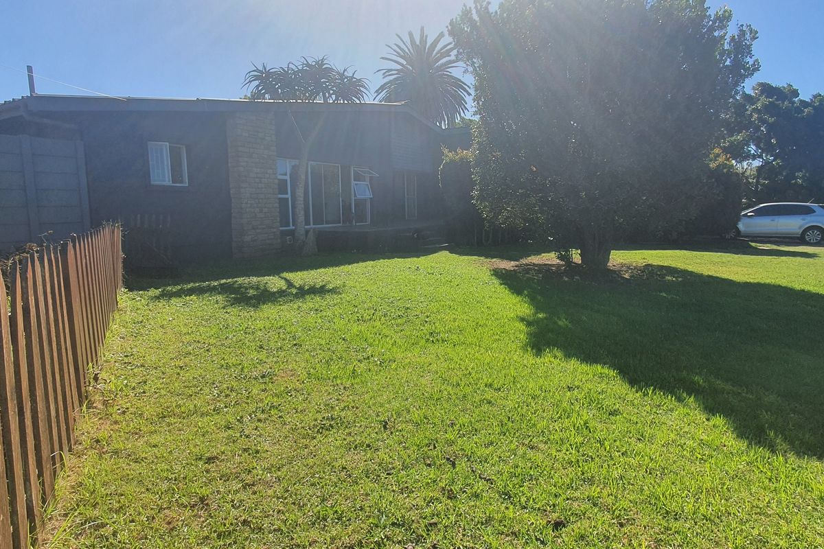 Three-bedroom ground floor home on a rare 1400m2 stand in sought-after central Mossel Bay, Linkside - Photo 2