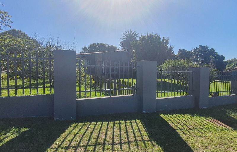 Three-bedroom ground floor home on a rare 1400m2 stand in sought-after central Mossel Bay, Linkside