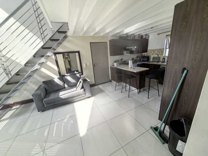 Secure Modern Loft Apartment with forever views - Photo 9