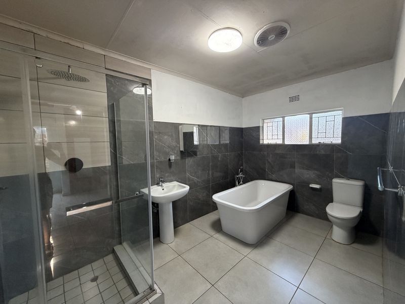Family home with flat for sale , in Louis Trichardt - Photo 9