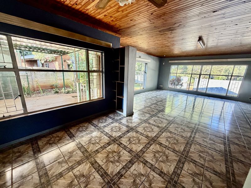Family home with flat for sale , in Louis Trichardt - Photo 5