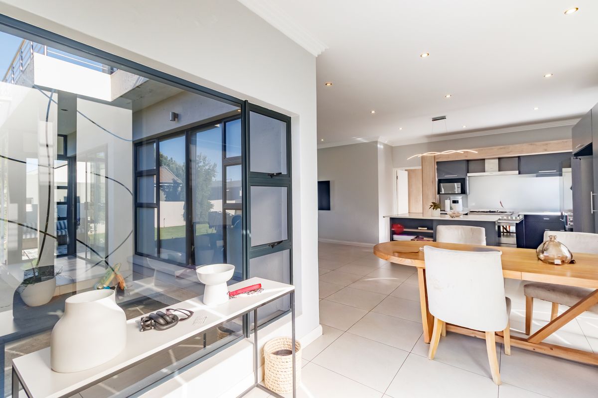 Spacious 4-Bedroom Home Featuring Seamless Indoor-Outdoor Entertaining - Photo 3