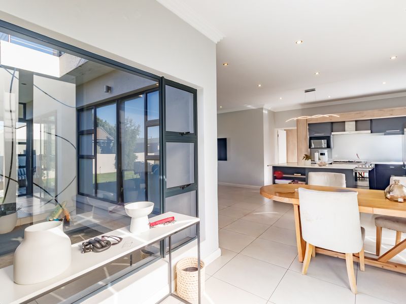 Spacious 4-Bedroom Home Featuring Seamless Indoor-Outdoor Entertaining - Photo 3