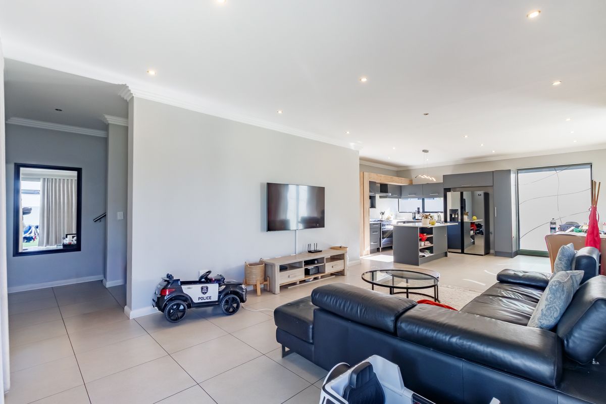Spacious 4-Bedroom Home Featuring Seamless Indoor-Outdoor Entertaining - Photo 5