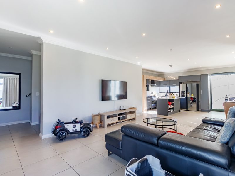 Spacious 4-Bedroom Home Featuring Seamless Indoor-Outdoor Entertaining - Photo 5