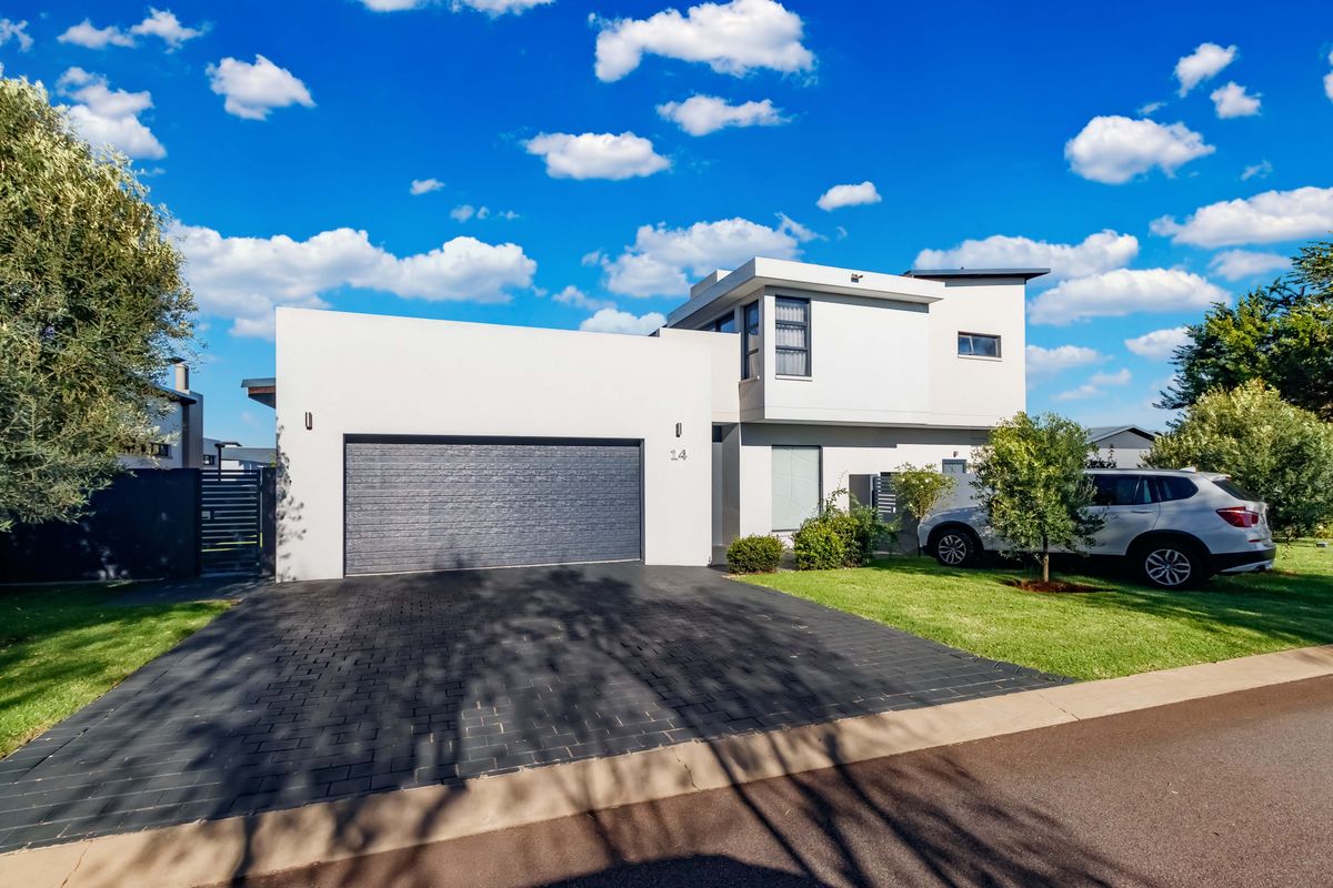 Spacious 4-Bedroom Home Featuring Seamless Indoor-Outdoor Entertaining - Photo 2