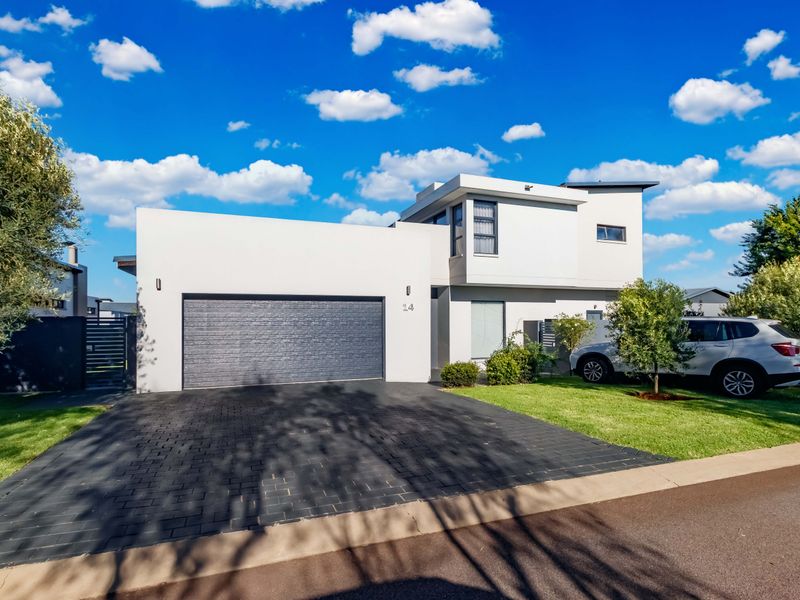 Spacious 4-Bedroom Home Featuring Seamless Indoor-Outdoor Entertaining - Photo 2