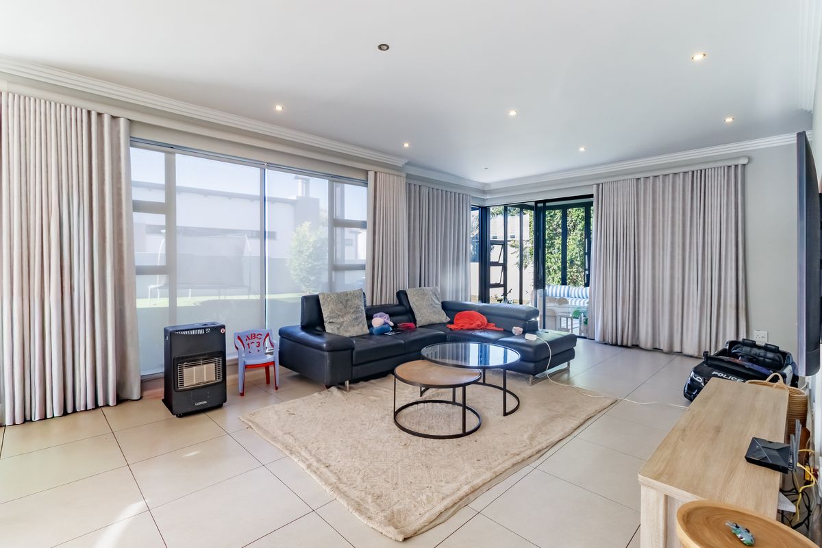 Spacious 4-Bedroom Home Featuring Seamless Indoor-Outdoor Entertaining - Photo 4
