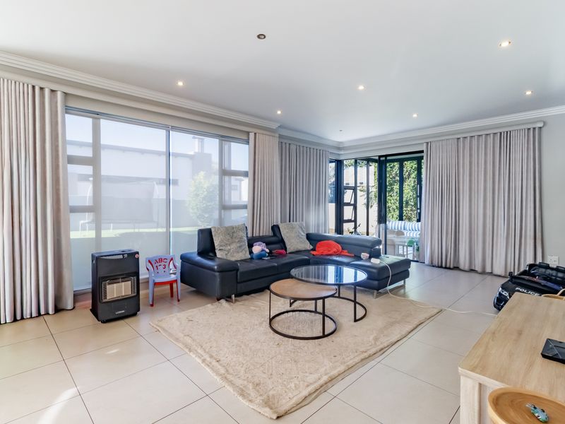 Spacious 4-Bedroom Home Featuring Seamless Indoor-Outdoor Entertaining - Photo 4