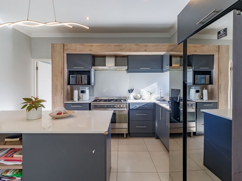Spacious 4-Bedroom Home Featuring Seamless Indoor-Outdoor Entertaining - Photo 7