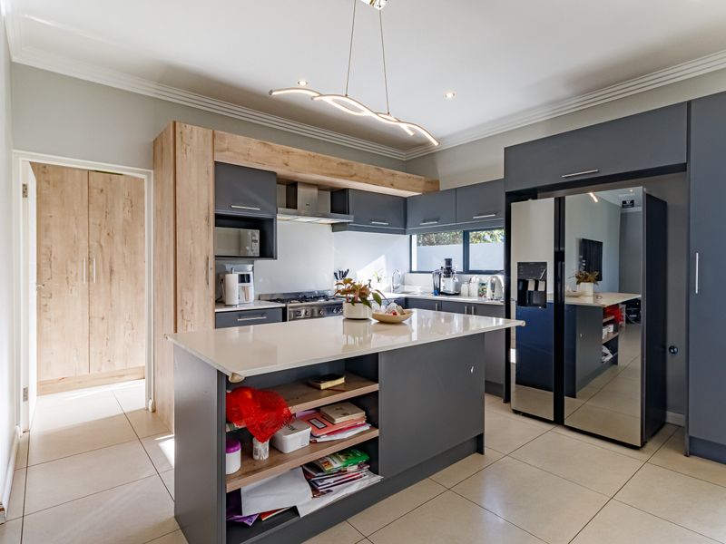 Spacious 4-Bedroom Home Featuring Seamless Indoor-Outdoor Entertaining - Photo 6