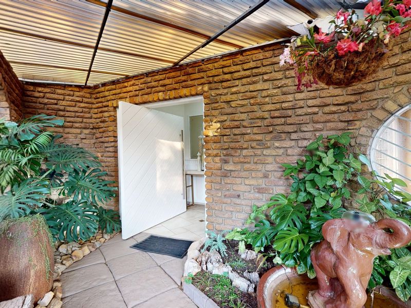Family Living at Its Finest  – With Flatlet Starting to Bid from R1 550 000 - Photo 3