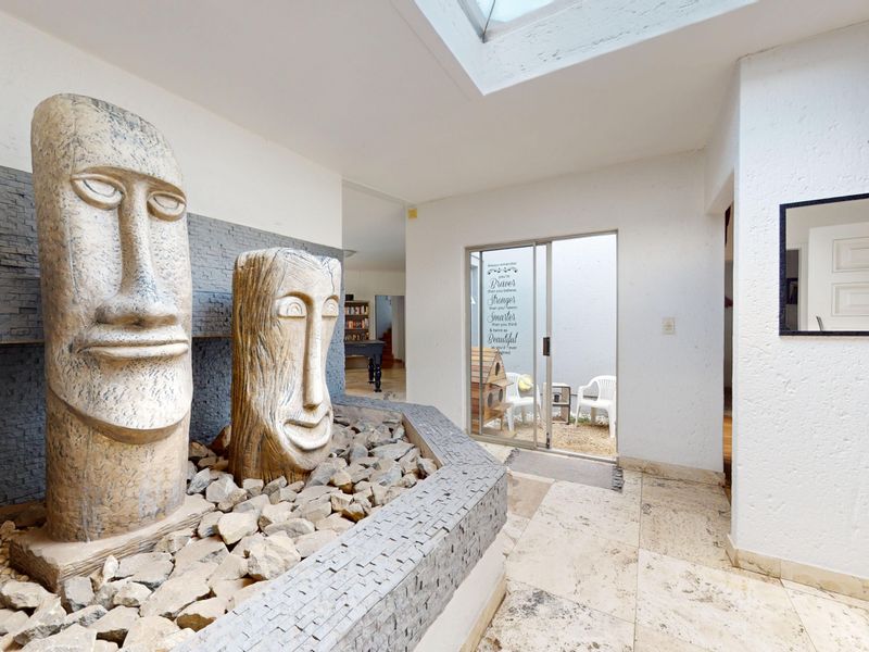 5-Bedroom Estate Home Offering Secure Living & Exceptional Entertaining Space - Photo 5