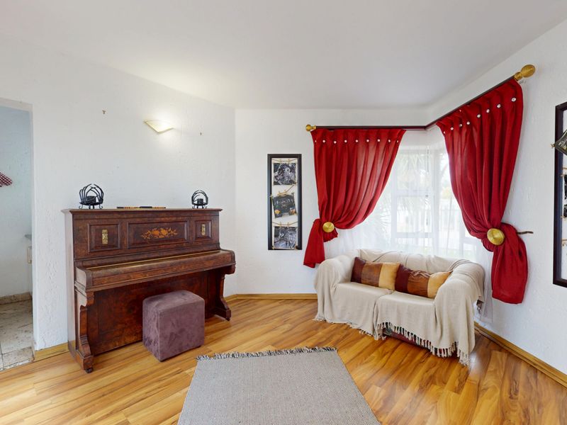 5-Bedroom Estate Home Offering Secure Living & Exceptional Entertaining Space - Photo 8