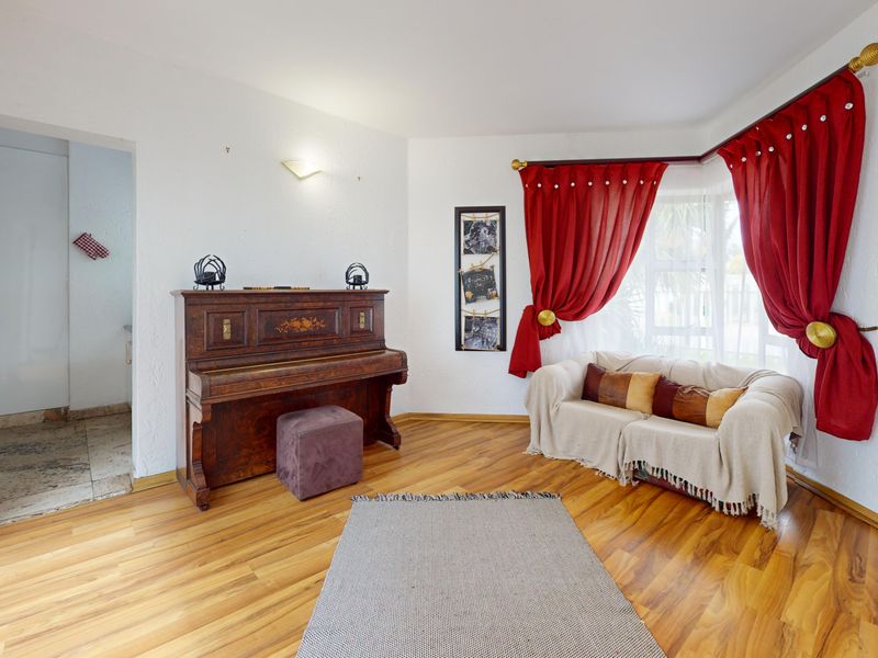 5-Bedroom Estate Home Offering Secure Living & Exceptional Entertaining Space - Photo 7