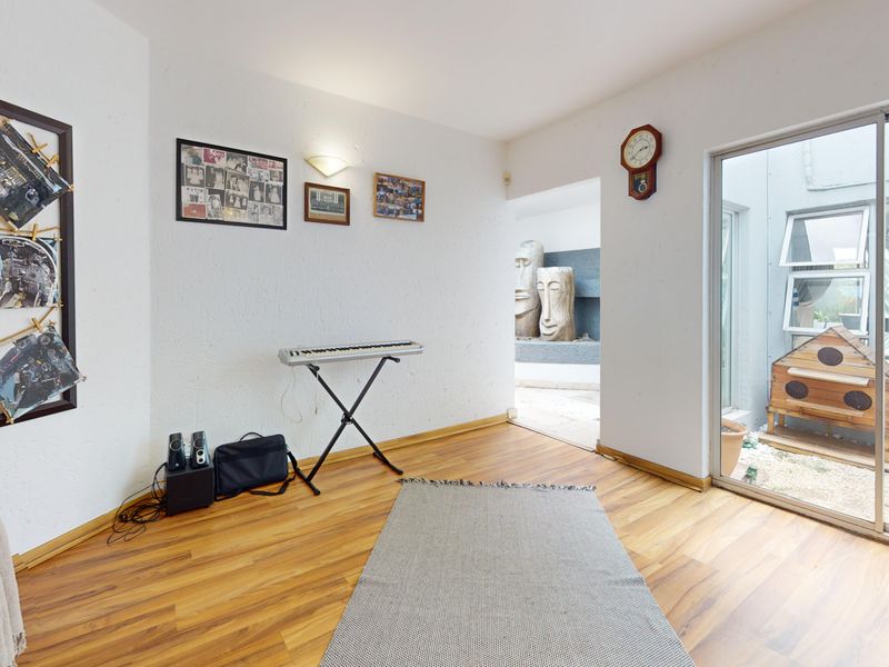 5-Bedroom Estate Home Offering Secure Living & Exceptional Entertaining Space - Photo 6
