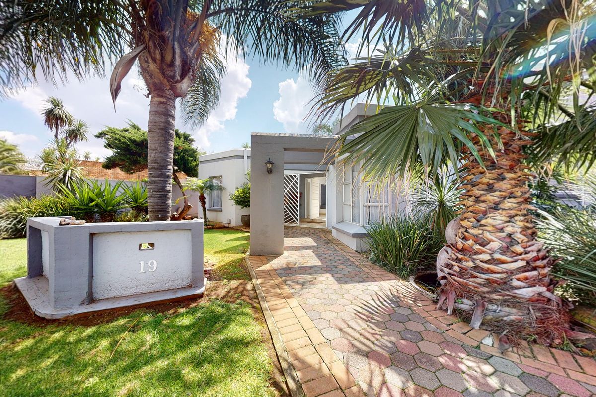 5-Bedroom Estate Home Offering Secure Living & Exceptional Entertaining Space - Photo 2