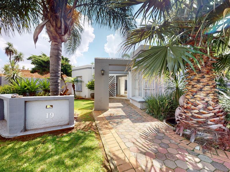 5-Bedroom Estate Home Offering Secure Living & Exceptional Entertaining Space - Photo 2