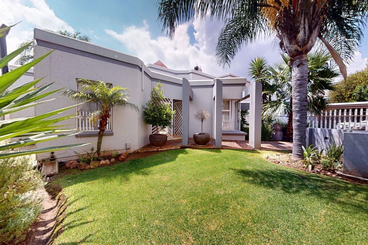 5-Bedroom Estate Home Offering Secure Living & Exceptional Entertaining Space - Photo 3