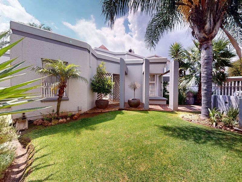 5-Bedroom Estate Home Offering Secure Living & Exceptional Entertaining Space - Photo 3