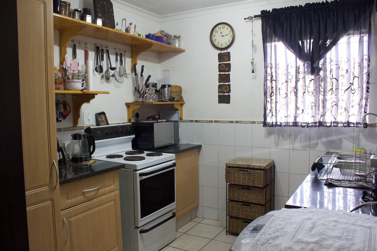 Beautiul 3 bedroom house in Rhodesfield - Photo 4