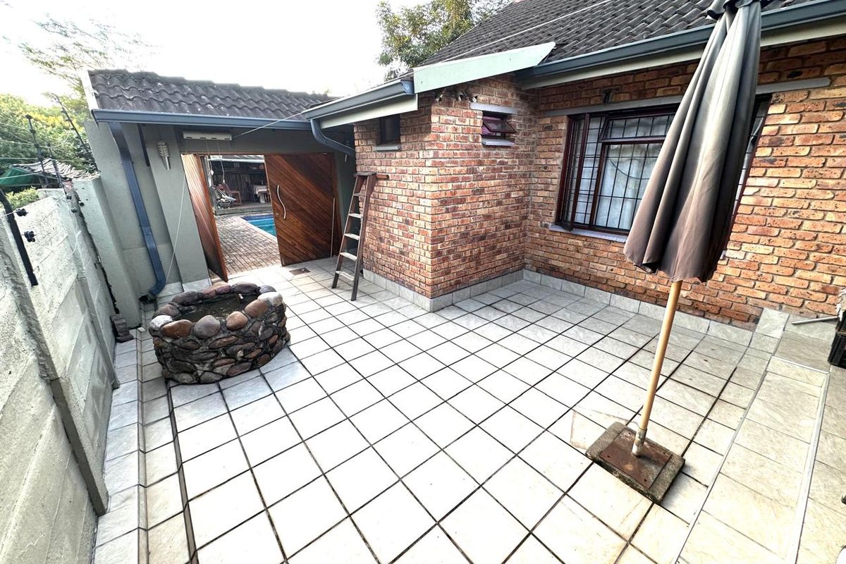 Family Living with Scenic Views, Guest Suites & Ample Parking - Photo 2