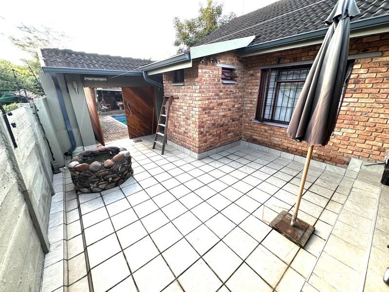Family Living with Scenic Views, Guest Suites & Ample Parking - Photo 2