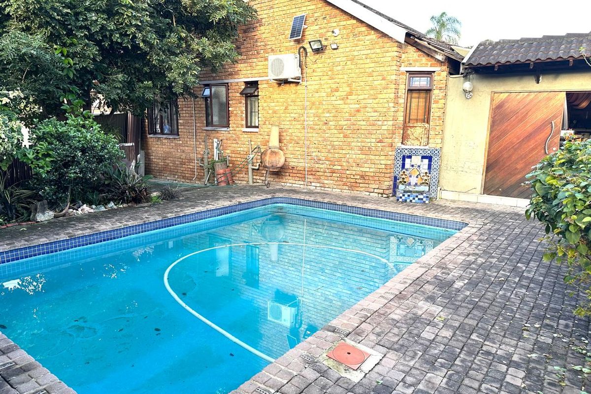 Family Living with Scenic Views, Guest Suites & Ample Parking - Photo 3
