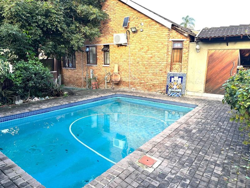 Family Living with Scenic Views, Guest Suites & Ample Parking - Photo 3