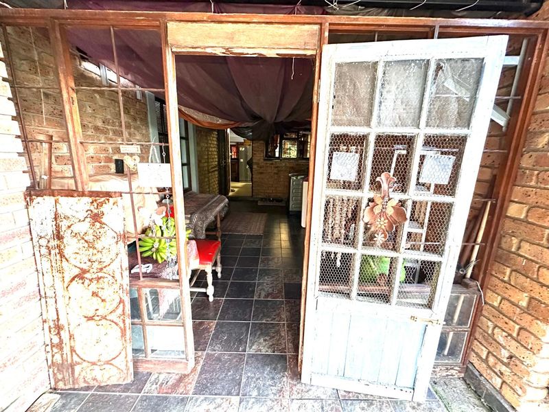 Family Living with Scenic Views, Guest Suites & Ample Parking - Photo 4