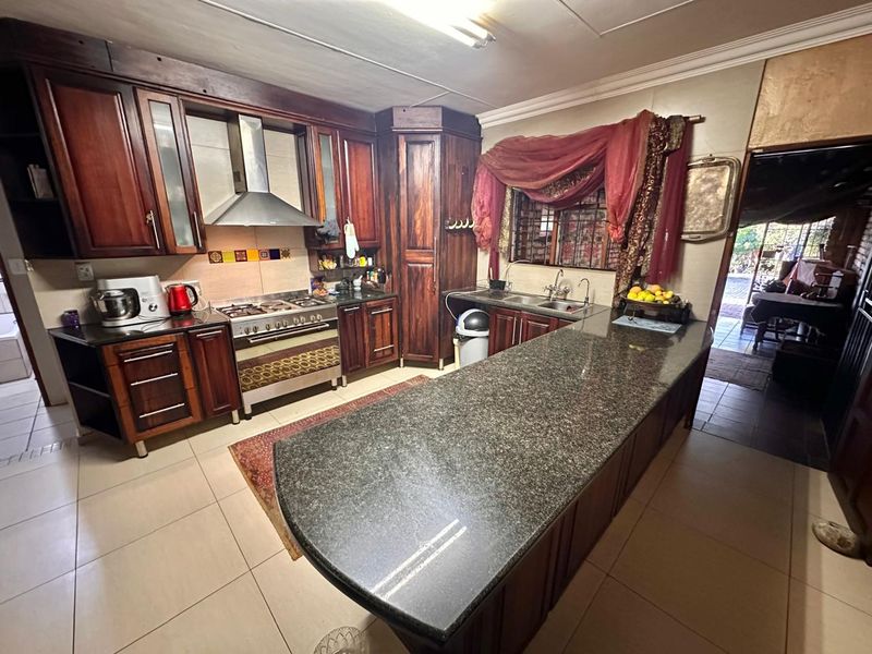 Family Living with Scenic Views, Guest Suites & Ample Parking - Photo 5
